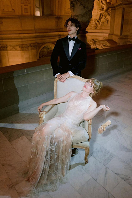 Платья от Джона Гальяно, звезды среди гостей и собачка с кольцами: как прошла свадьба наследницы миллиардера Айви Гетти Звездные пары