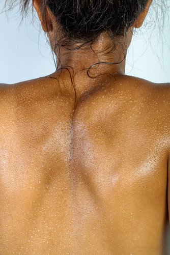 Через прикосновение распространяется множество кожных высыпаний. Хотя псориаз может выглядеть как заразная сыпь, на самом деле он во многих отношениях отличается от нее.