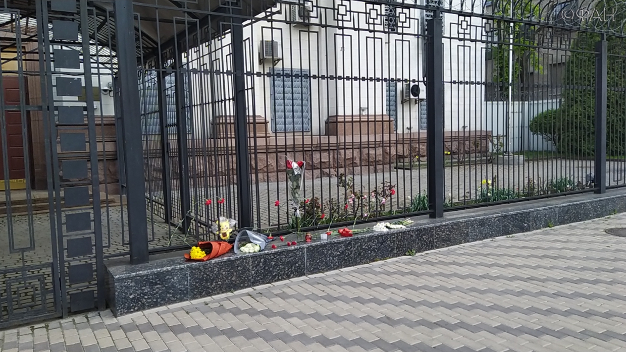 Обстоятельствах угрожавших смертью. Украинцы несут цветы к посольству России. Посольство в Казани. Посольство России решетка охрана Юг. Навальный цветы к посольству.
