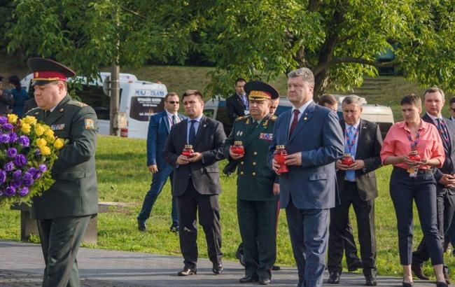  Президент Украины Порошенко в очередной раз стал объектом насмешек в интернете, показав всем свои носки 