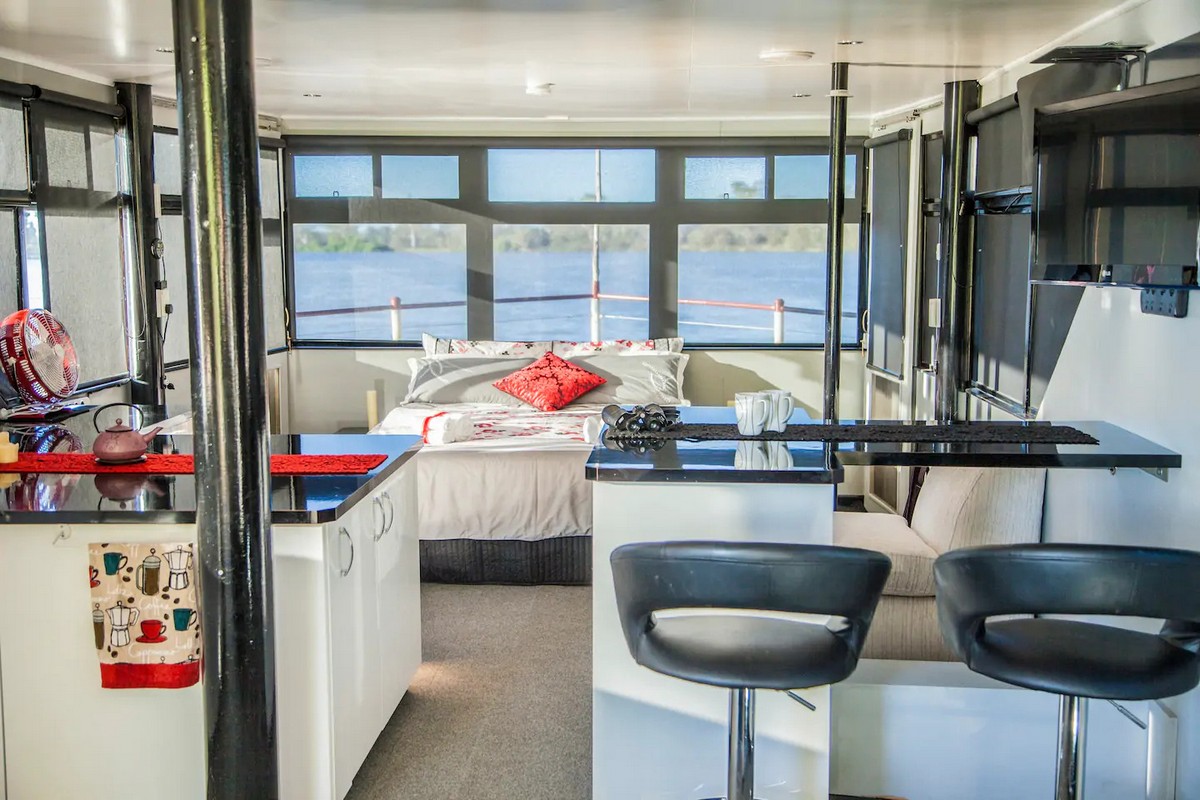 Пара превратила старинную лодку в роскошный плавучий дом дом