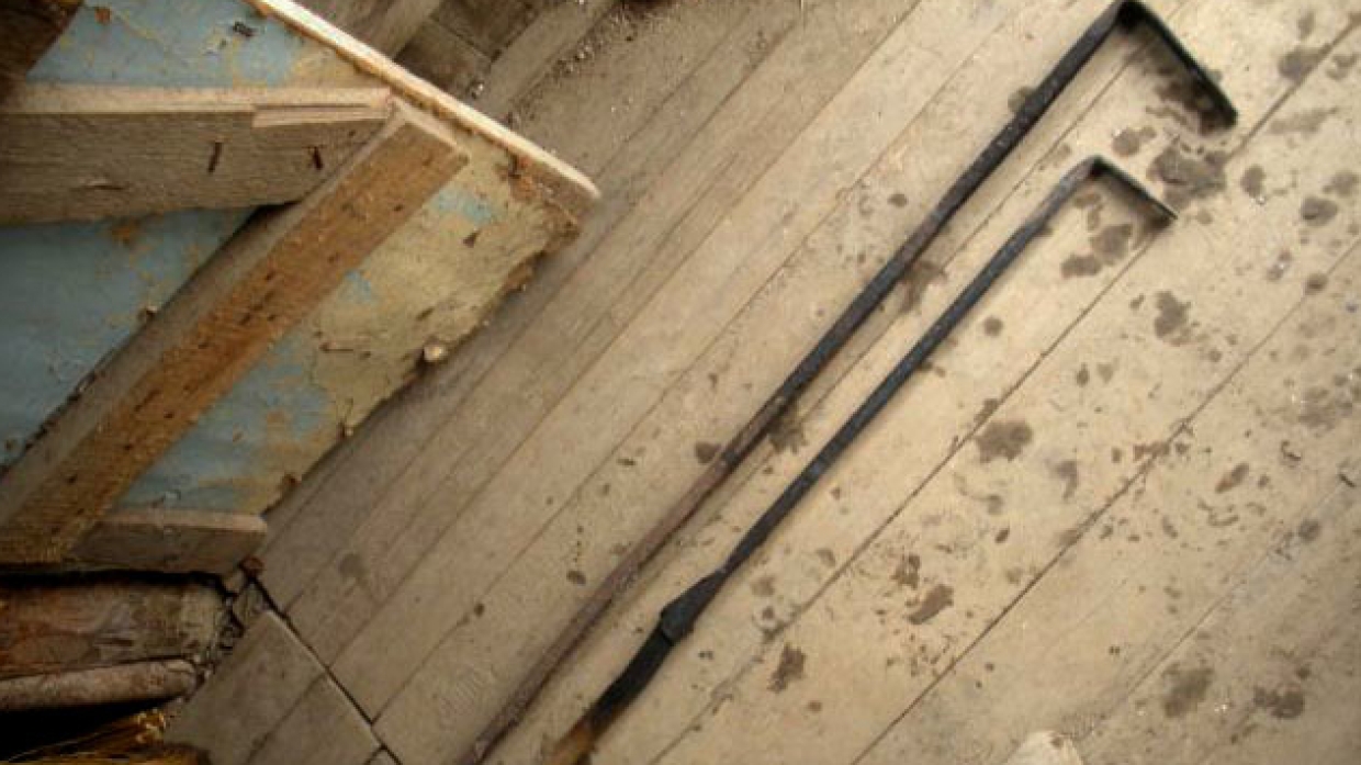 Кочерга в деревне. Избил кочергой. Избил кочергой. Кочерга. Кочерга старинная утварь.