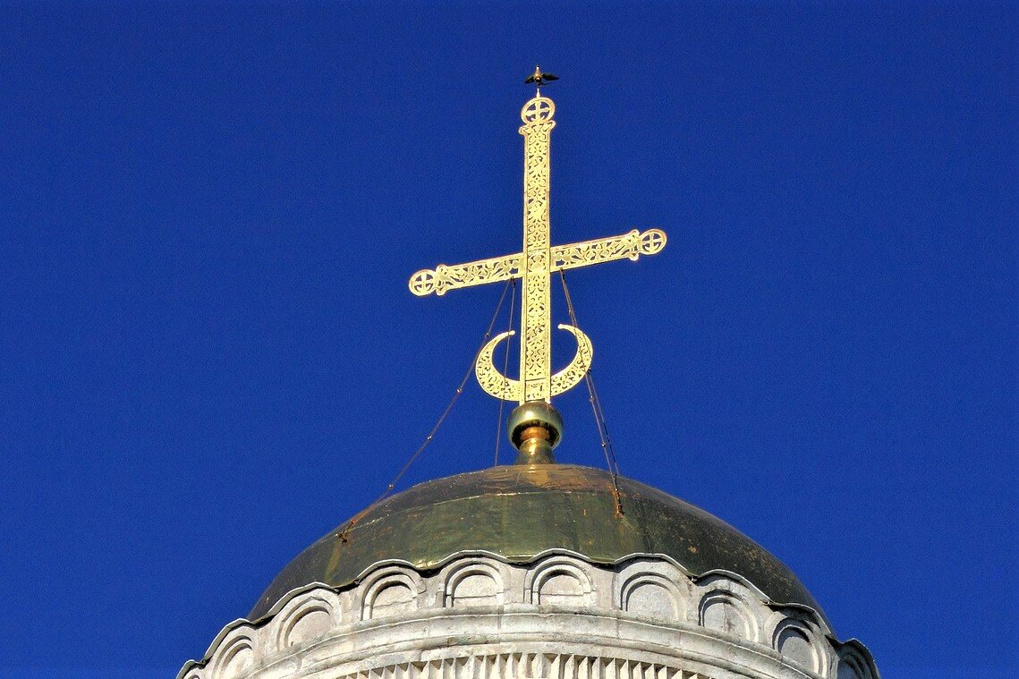 Крест с полумесяцем на Дмитриевском соборе. Является копией первоначального креста, который расположен внутри храма. 