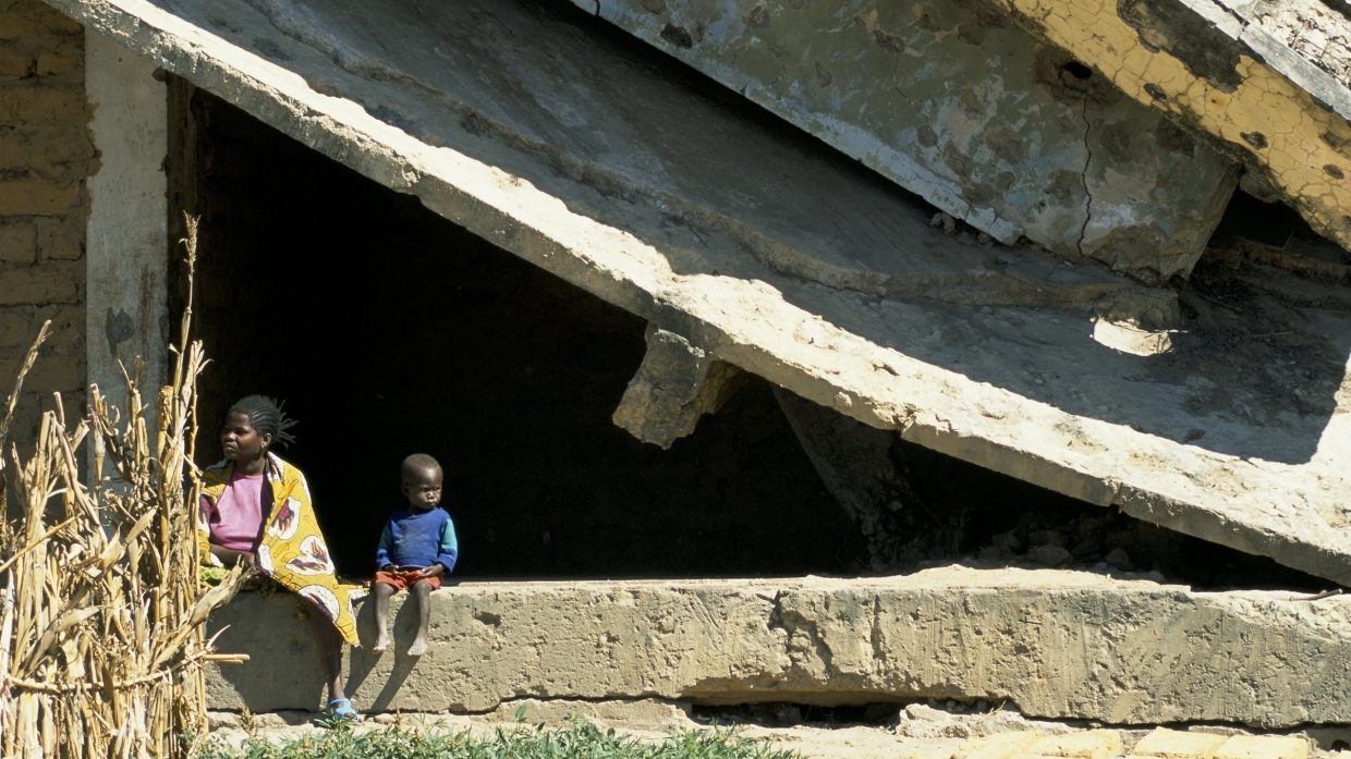 Дети в разрушенном войной здании в Куито, Ангола