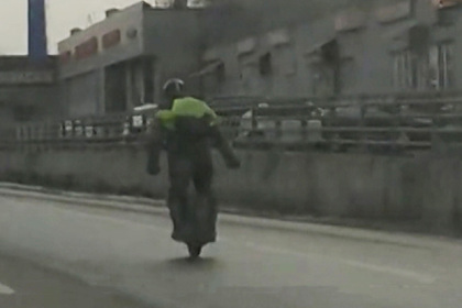 Мужчина на моноколесе проехал по Ярославскому шоссе на высокой скорости