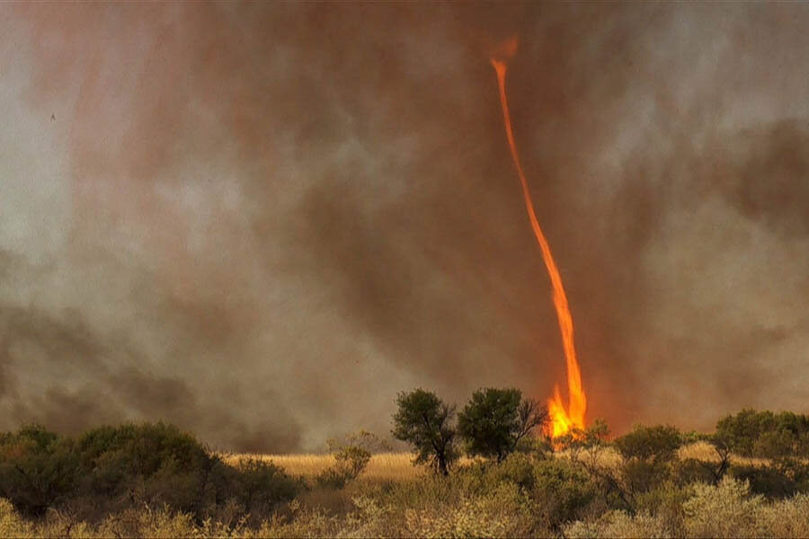 
Огненный смерч — это вертикальный водоворот огня в воздухе. Он предстаёт пред человеческим взором крайне редко, когда столб горячего восходящего воздуха взаимодействует с огнём на земле.