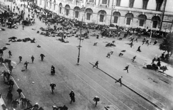 4 июля 1917 года. Войска Временного правительства расстреливают мирную демонстрацию, проходившую под лозунгом 
