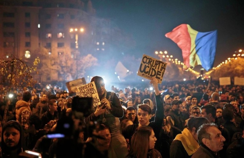 По многочисленным пожеланиям коррупционеры в Румынии останутся в тюрьме 