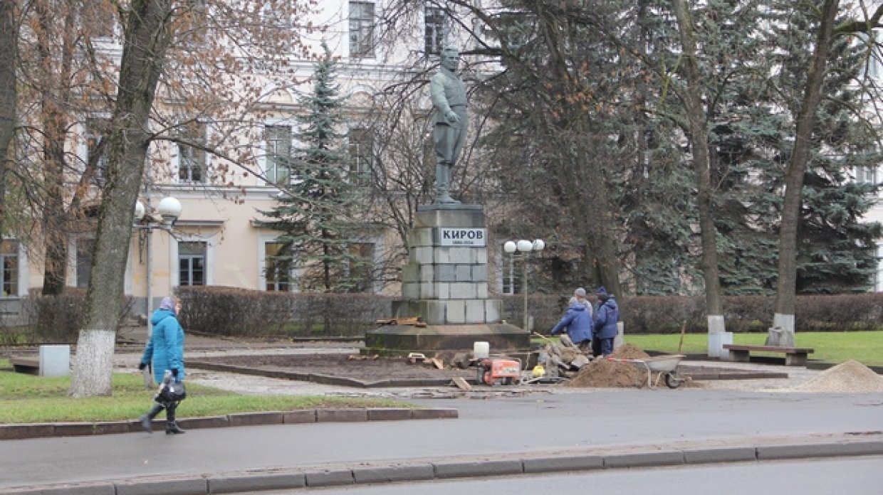 Фигура киров. Памятник Кирову Псков. Псков Киров статуя. Памятник Кирову с.м. Псков. Памятник Кирову в Великом Новгороде.