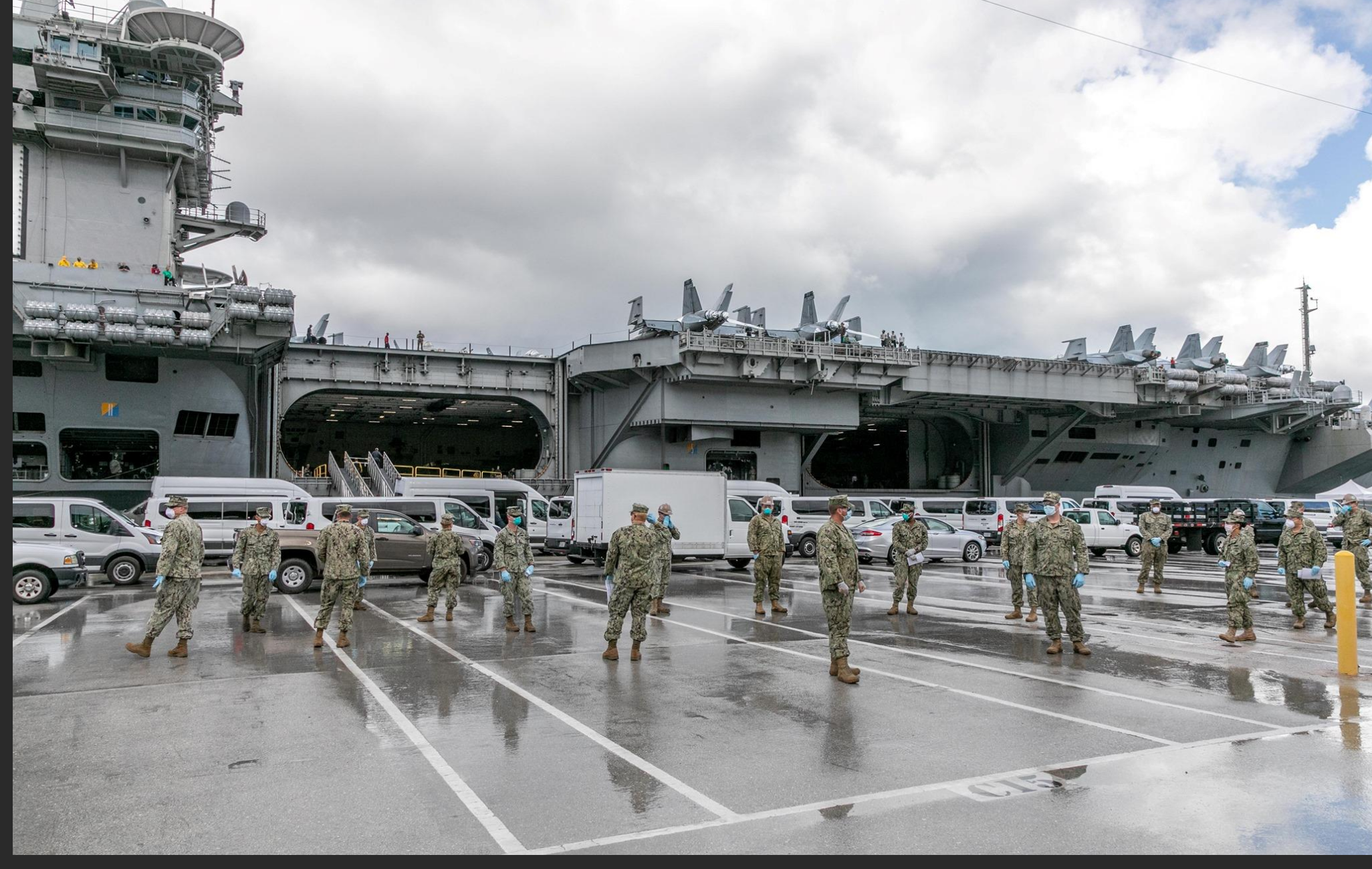 Фото поврежденного авианосца сша. Авианосца USS Theodore Roosevelt. Американский авианосец Нимиц. USS George h. w. Bush CVN-77.