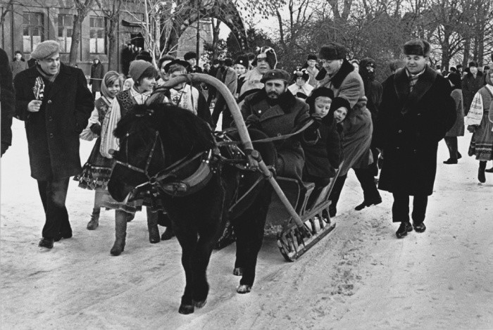 Фидель Кастро катает советских детей по улицам Москвы, 14 января 1964 года, СССР историческое фото, история