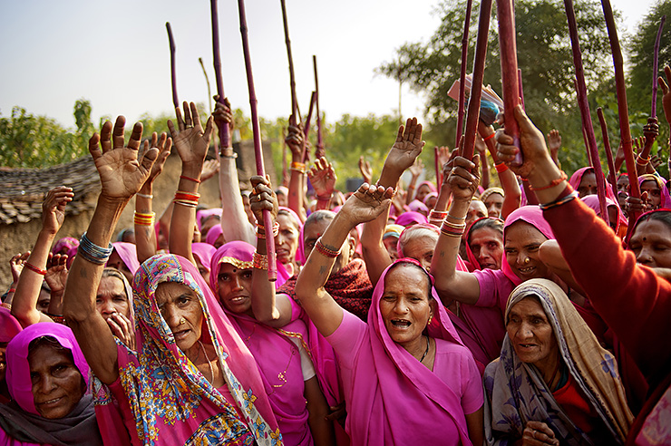 «Розовая банда» в Индии: женская группировка, которая борется за справедливость
