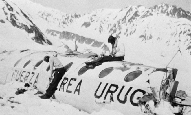 В 1972 самолет приземлился высоко в Андах и люди 72 дня жили среди снега и льдов пришлось, Нандо, октября, выхода5, удивленный, крайности, встретил, вышли, Наконец, пурге, уставшие, бродили, экспедицию, поисках, фермер, решился, истощились, полностью, запасы, когда