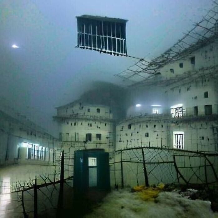 32. Изображение, созданное ИИ по фразе "Заброшенная тюрьма, покрытая туманом"