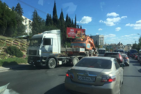 Провода троллейбусной сети упали на дорогу в Севастополе