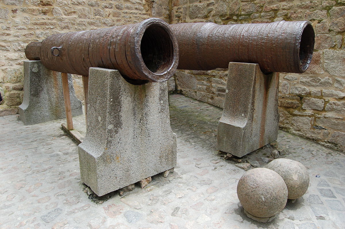 https://upload.wikimedia.org/wikipedia/commons/thumb/7/76/Cannons_abandonded_by_Thomas_Scalles_at_Mont_Saint-Michel.jpg/1200px-Cannons_abandonded_by_Thomas_Scalles_at_Mont_Saint-Michel.jpg