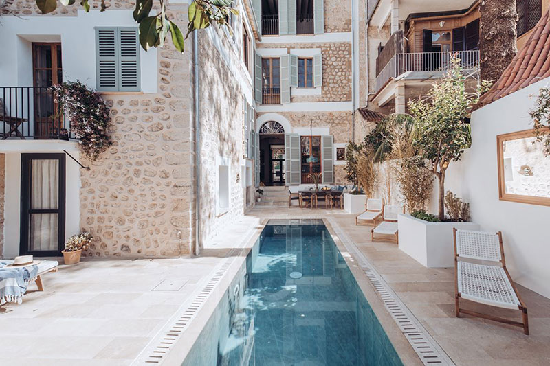 Прекрасный таунхаус на Майорке, который не утратил своего исторического обаяния Прекрасный таунхаус на Майорке, который не утратил своего исторического обаяния бассейн,интерьер и дизайн,Испания,каменный дом,Майорка,средиземноморский стиль,таунхаус