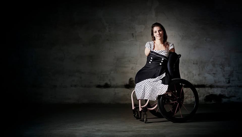 Поистине сильная женщина. У нее нет рук и ног, но она все равно умеет готовить, водить машину и шить! женщины,интересное,сила,фотографии