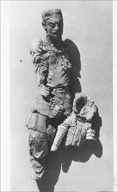 Принц из Халчаяна. Греко-бактрийская скульптура из раскрашенной терракоты, I век до н.э. 