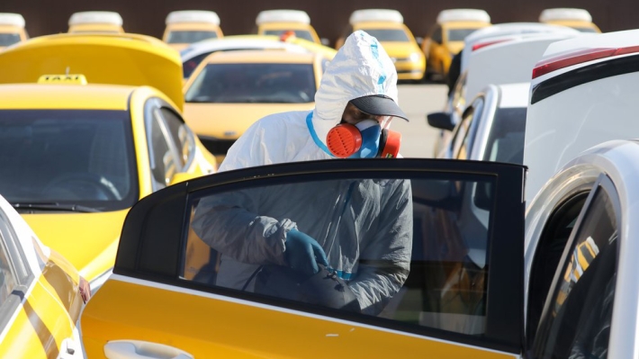 Сервисы такси оценили требование по установке защитных стекол в машины