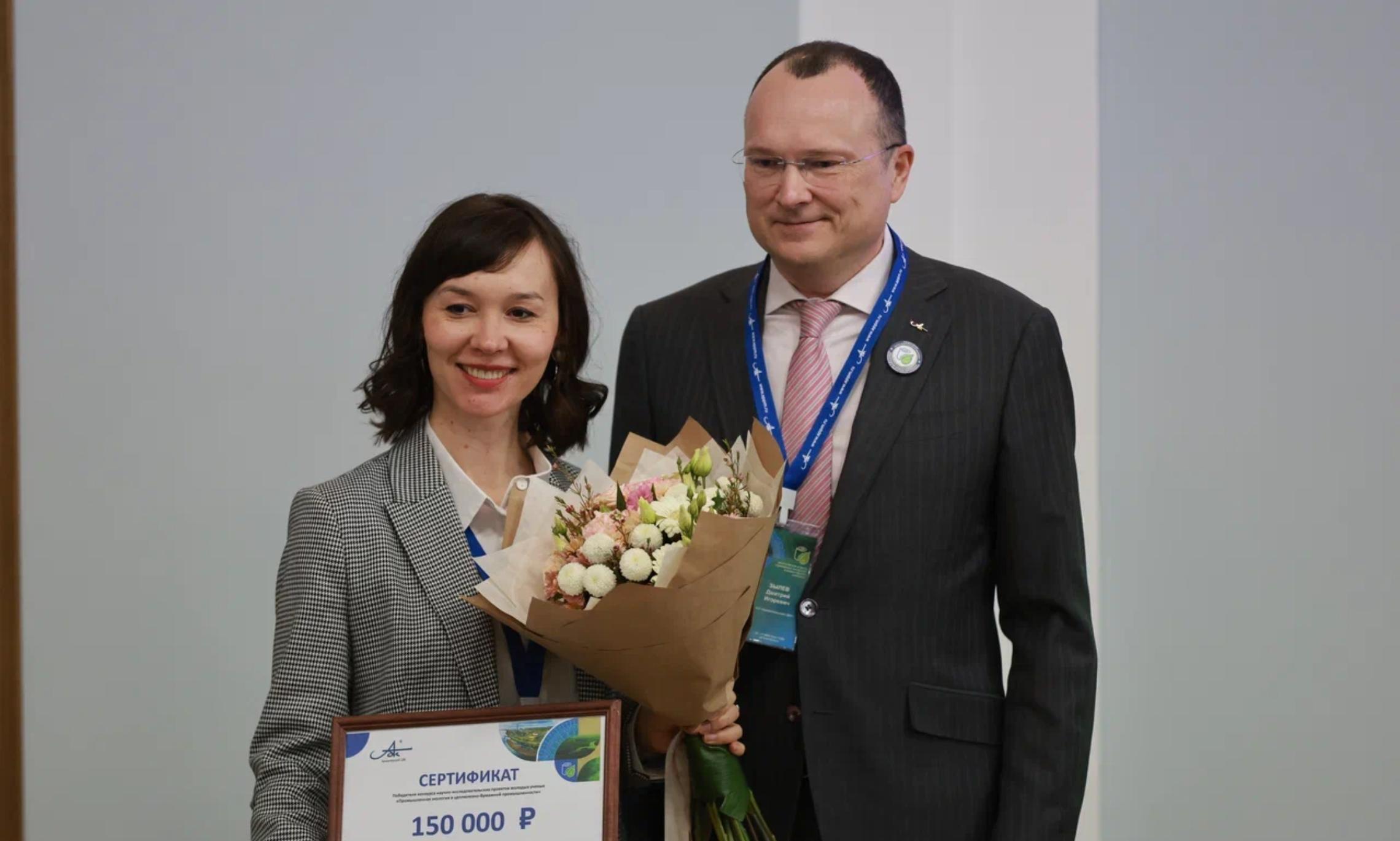 Вручение сертификата Анне Красиковой