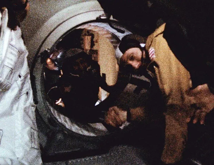 Полная хроника трагедии в истории пилотируемых космических полетов СССР В холодную ночь 1971 года советский космический корабль "Союз-11" бесшумно приземлился на безлюдной территории Земли.-7
