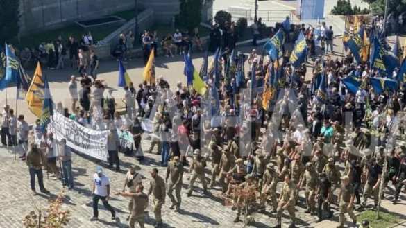 В ходе проведения акции против Зеленского украинские неонацисты украли ящики с молоком (ФОТО) | Русская весна