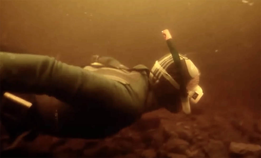 Дайвер погрузился на дно Лох-Несского озера, но засняв глубины решил резко подняться наверх: видео