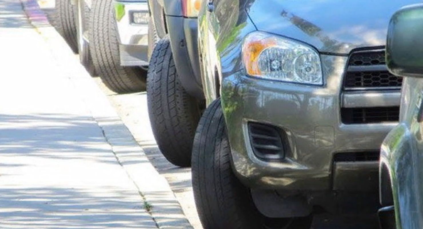 Почему у нас разметка скользкая? Потому что это пластик!