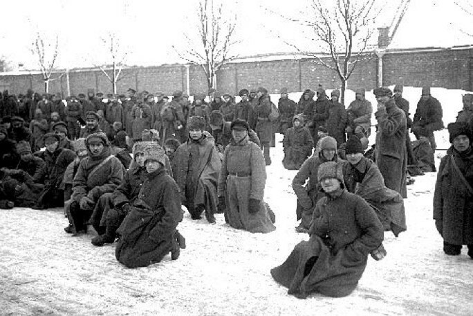 Огромное пространство обмотали колючей проволокой, поставили часовых. Ни туалетов, ни бань, ни палаток – голое поле. Снег, температура ночью до -32. 