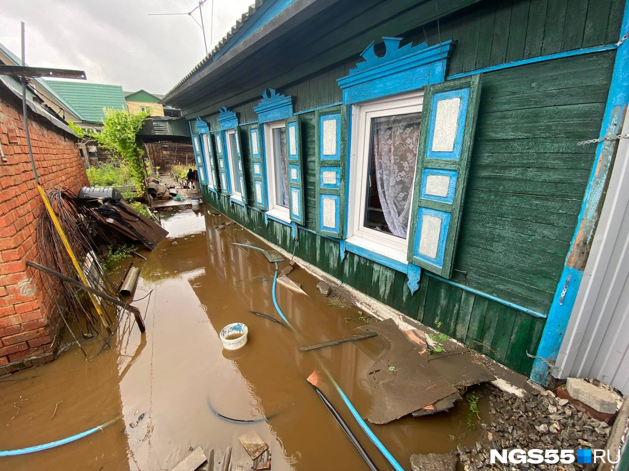 «Вчера корвалола напилась — истерика была»: что происходит в центральном округе Омска, где вода затопила дома