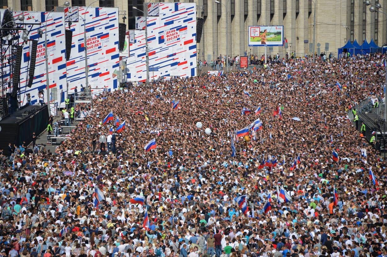 12 тысяч россии. Толпа с флагами России. 60 Тысяч человек. 15 Тысяч человек. 300 000 Человек.