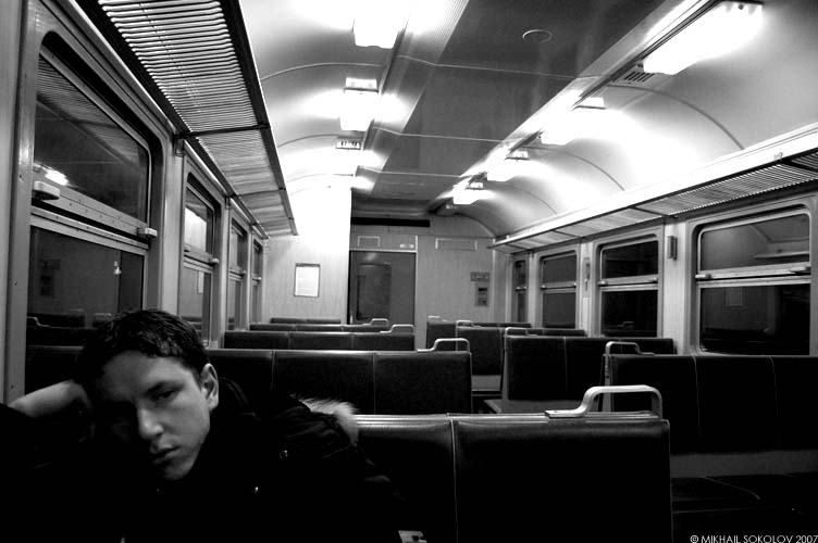 Поезд ночь спать. Пустой поезд. Пустой вагон поезда. Электричка ночью. Пустой вагон метро.