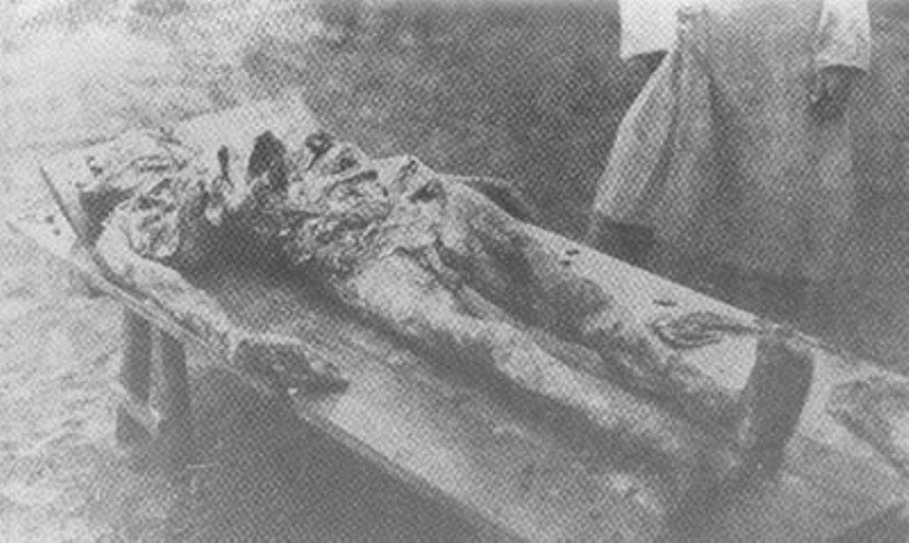 Труп заложника Ильи Сидоренко, владельца модного магазина в городе Сумы. У убитого переломаны руки, сломаны ребра, взрезаны половые органы. Замучен в Харькове. 