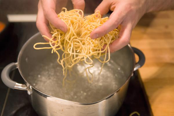 Спагетти в соусе Болоньезе спагетти, перемешать, пасты, теста, Подсушить, овощи, тесто, машинке, домашней, листы, помидоры, добавить, соусом, мукой, предварительно, минут, обжарить, морковь, одновременно, сковородке