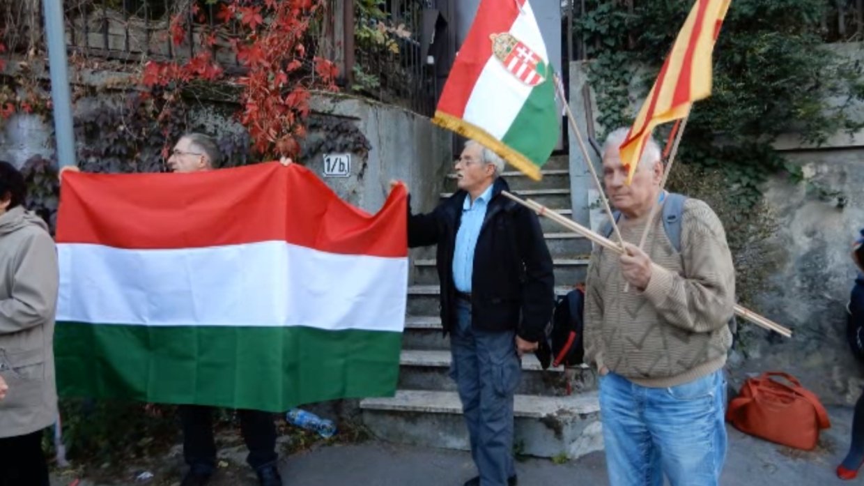 Первые участники митинга стали приходить к украинскому посольству в 18.00
