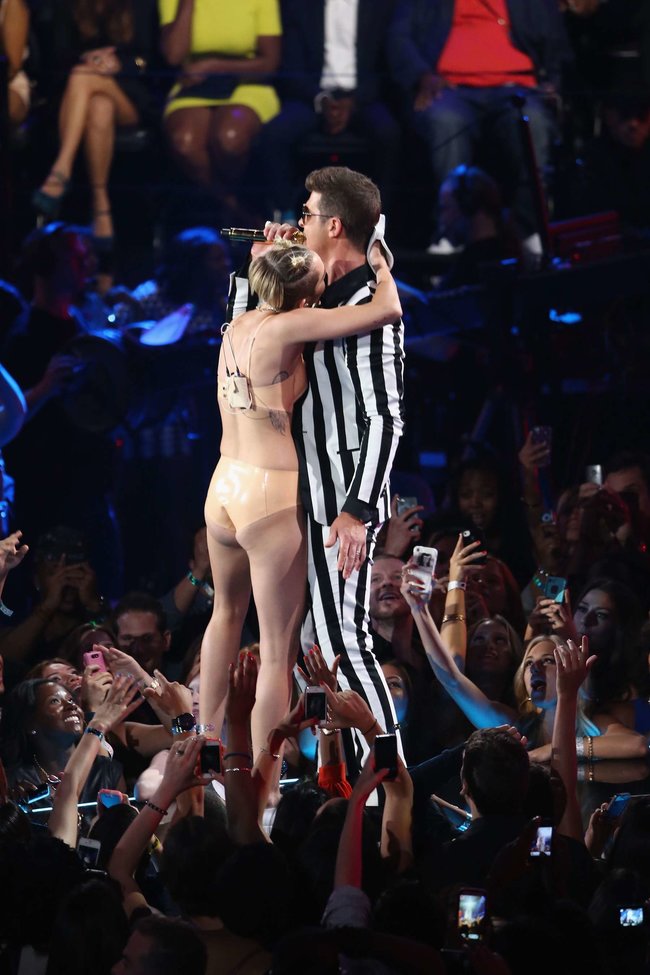 «MTV Video Music Awards 2013» в Бруклине: скандальное выступление Майли Сайрус: miley-cyrus-pictures-hot-vma-2013-mtv-performance--22_Starbeat.ru