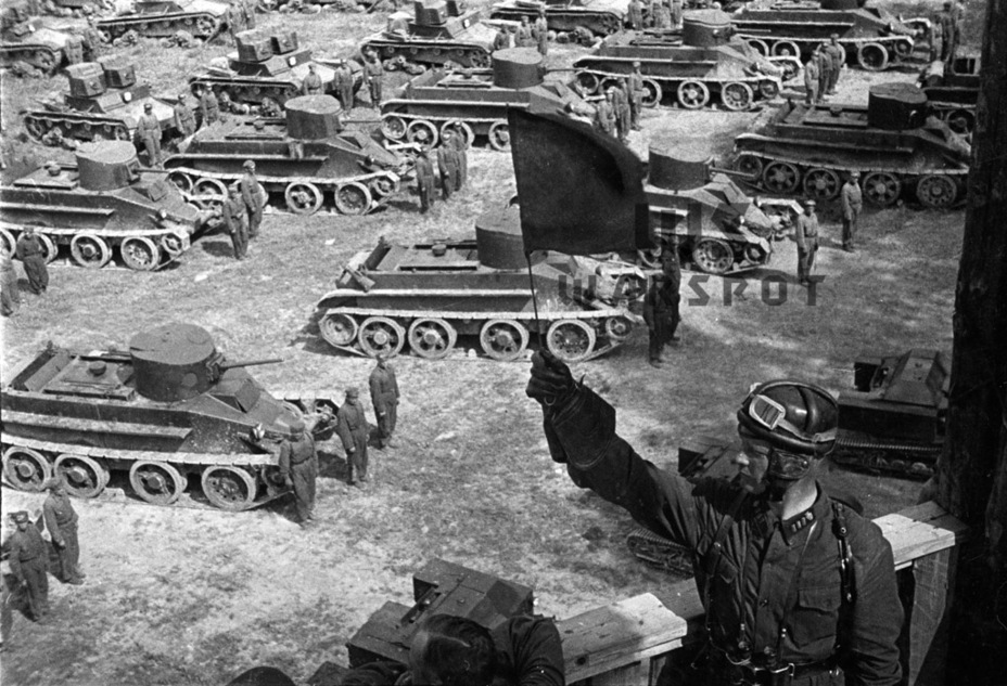 ​БТ-2 и Т-26 на манёврах Красной армии в 1935 году - Главный конструктор 30-х | Warspot.ru