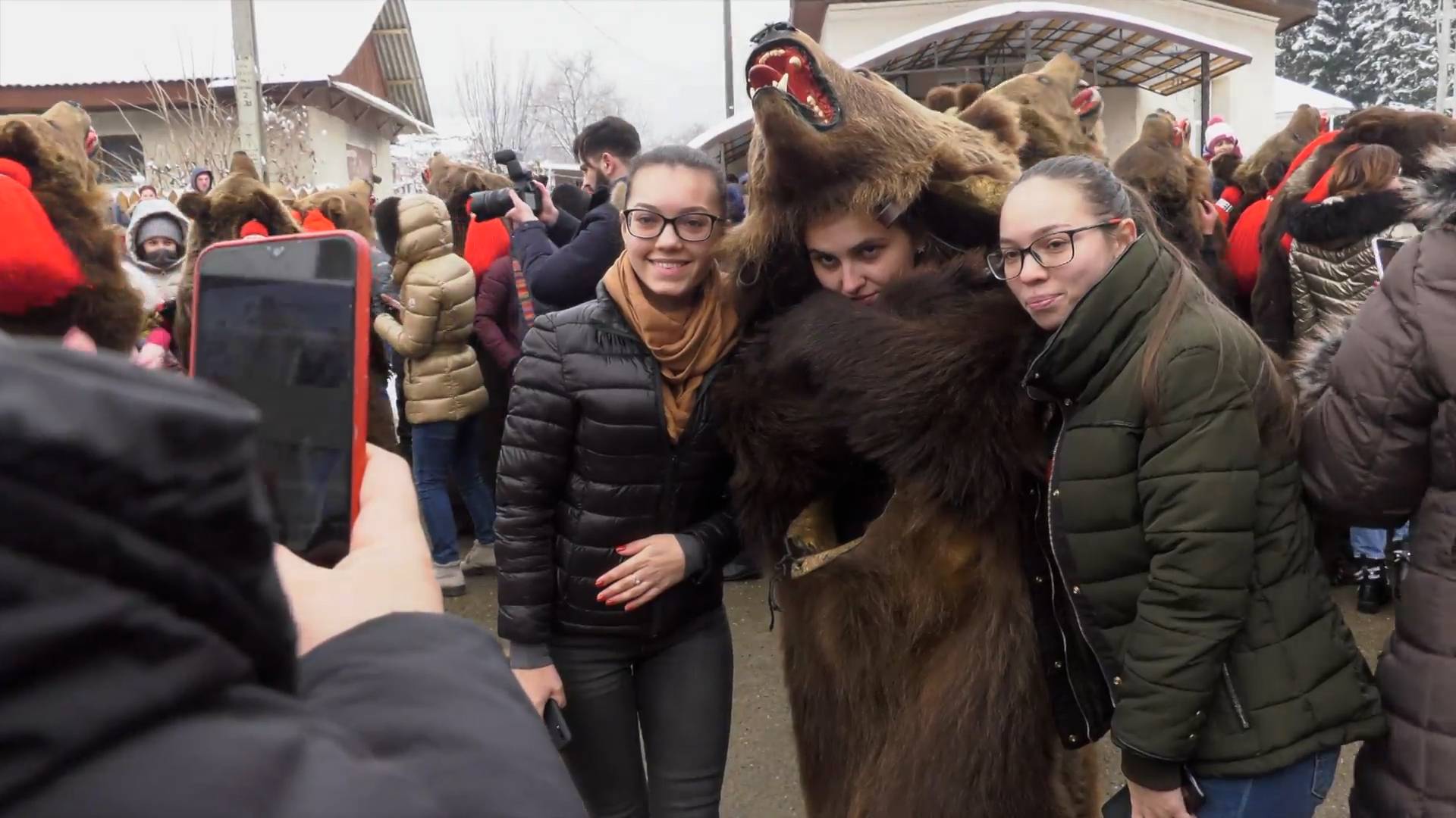 Облаченные в шкуры медведей люди приняли участие в традиционном румынском фестивале Видео