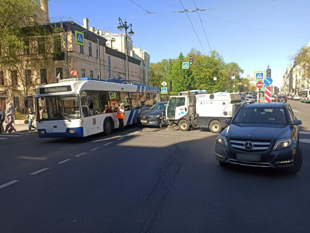 Три одиночества: троллейбус и уборочная машинка до хруста «костей» обняли легковушку в центре Петербурга