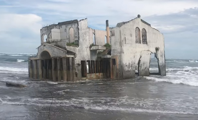 Мужчина нашел на пляже в волнах заброшенный дом. Местные не смогли объяснить, как он попал в океан Культура