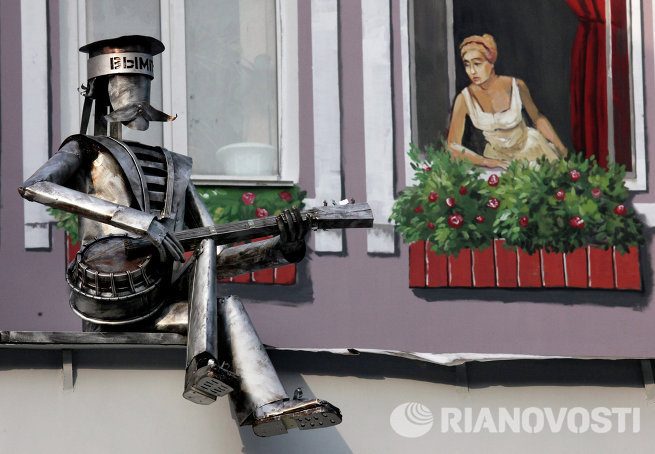 Самые трогательные памятники влюблённым со всего мира