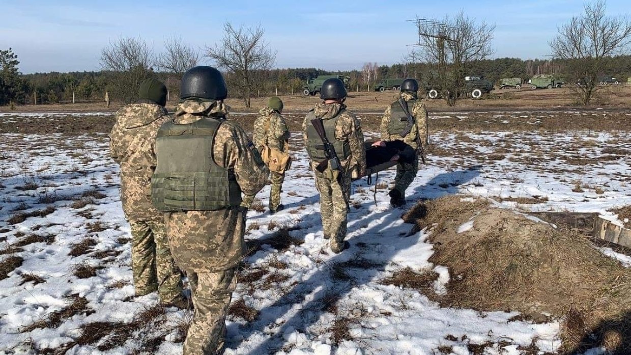 Военный ВСУ расстрелял националистов «Азова» в Донбассе