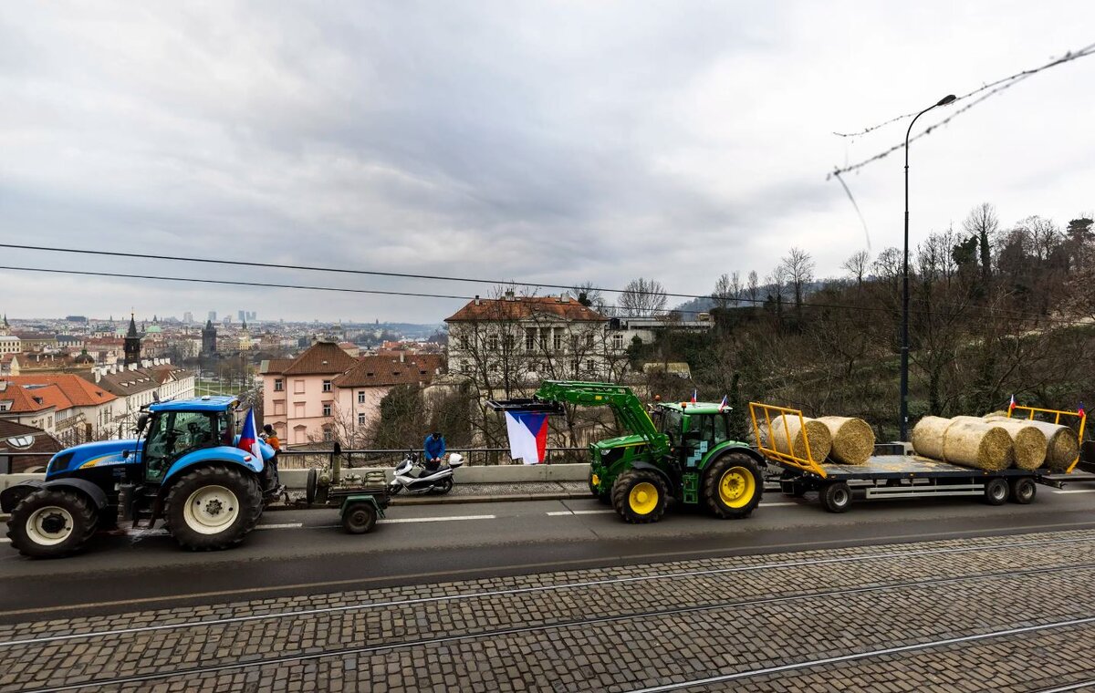 Как бы скромно чешские фермеры не старались проводить свою часть общеевропейских акций (главное не победа, главное участие), Прагу постигла вонючая участь.-3