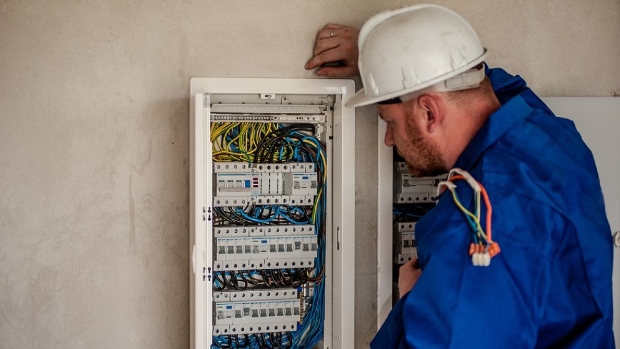 Работа электрика требует соблюдения техники безопасности (Фото: pixabay.com)