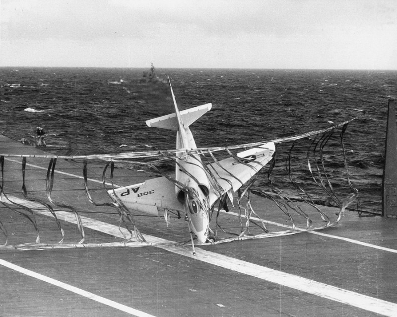 Лёгкий штурмовик Douglas A-4 Skyhawk, пойманный палубным аэрофинишёром на одном из авиносцев ВМС США; вторая половина 50-х гг. история, люди, фотографии