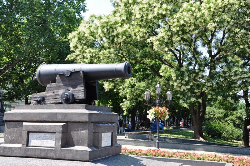 Города орудие. Пушка памятник на Приморском бульваре. Одесса памятник пушка. Одесса бульвар пушка. Одесса Приморский бульвар пушка.