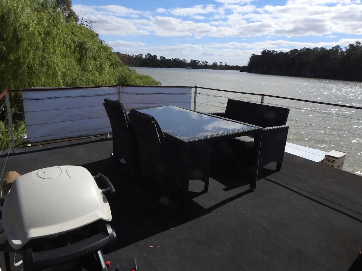 Пара превратила старинную лодку в роскошный плавучий дом дом