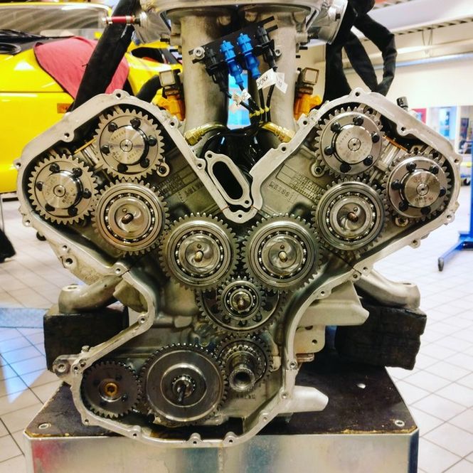 10. Кто когда-нибудь чинил Maserati MC12, тот про цепи и ремни ничего не слышал. автоприколы, подборка, приколы