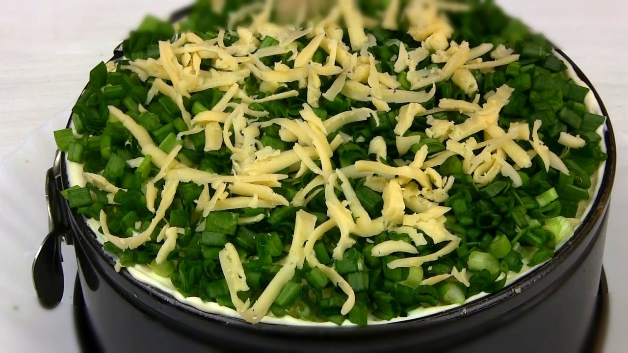Салат с зеленым луком и консервированными шампиньонами